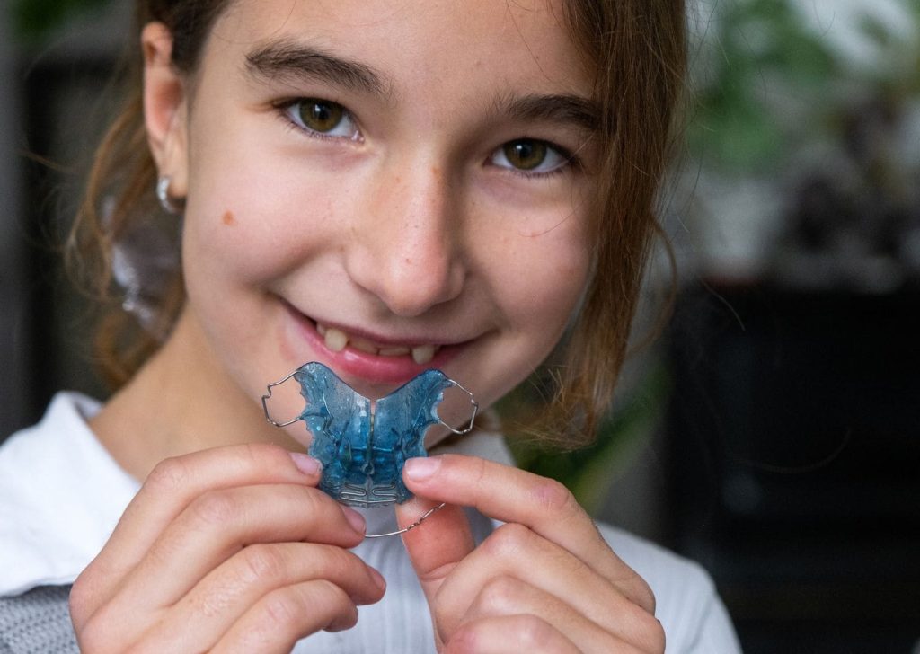 enfant portant un appareil amovible ou multi-attaches, sourire naturel